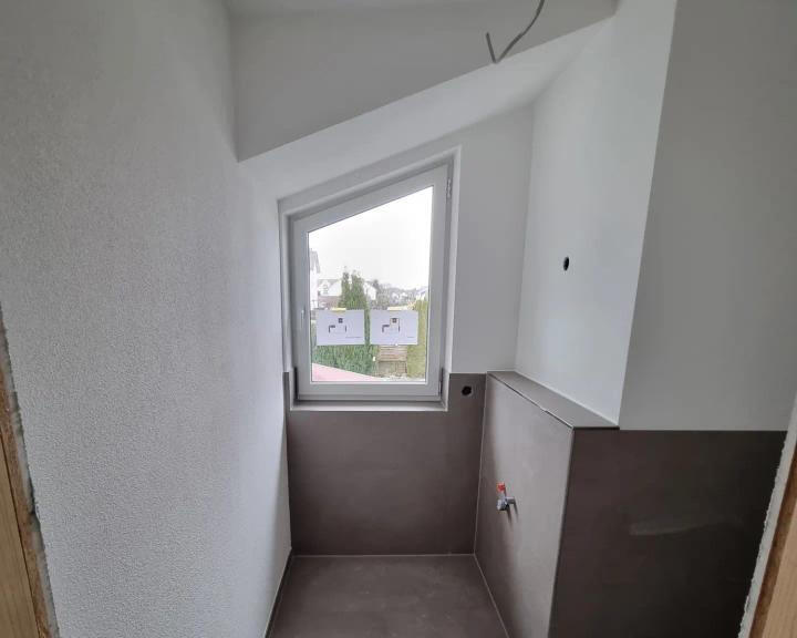 Vukovic GbR Team bespricht Baupläne.