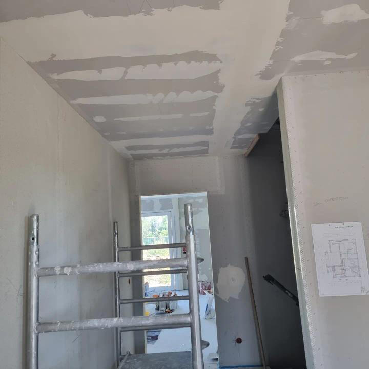 Detailreiche Innenraumgestaltung in einem von Vukovic GbR renovierten Gebäude.