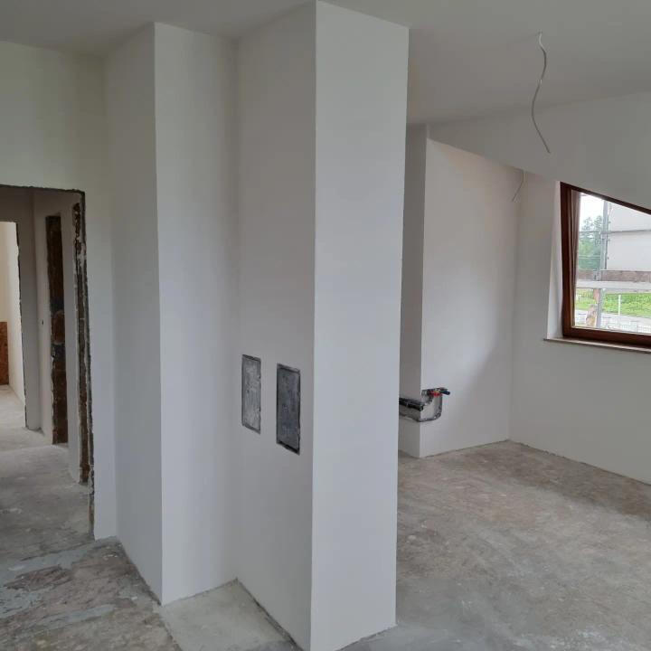 Mitarbeiter von Vukovic GbR bei der Auswahl von Baumaterialien.